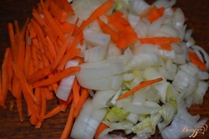 Лук мелко рубим, морковь нарезаем тонкой соломкой.