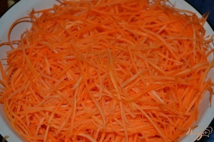 Морковь очистить и натереть на корейской терке.