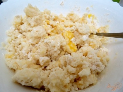 К белой части добавляем яйцо и муку. Солим, перчим, тщательно перемешиваем.