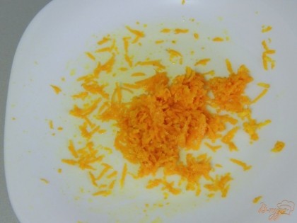 С апельсина снять цедру (при помощи специального ножа, или натереть на терке).