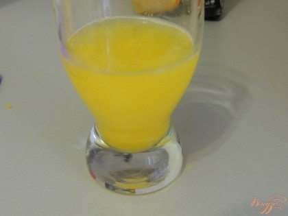 Выжать сок апельсина.