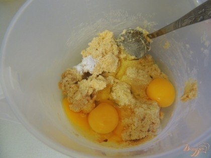 Масло растереть с сахаром и ванильным сахаром. Добавить яйца, перемешать.