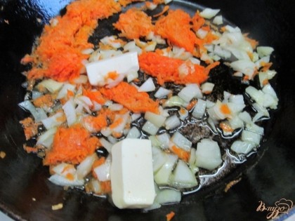 Лук и морковь мелко нарезать и пожарить на среднем огне с добавлением растительного и сливочного масла.