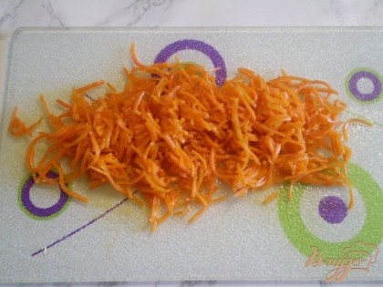Тоже самое и с морковью по-корейски. Она очень длинная, поэтому и её лучше порезать.