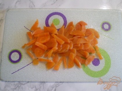 Морковь соломкой или можно взять терку корейскую.