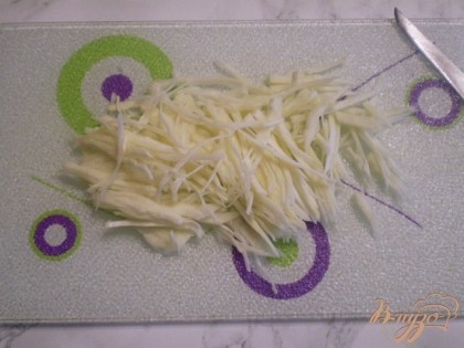 Капусту постараться нарезать максимально тонко для салата. Помять руками.