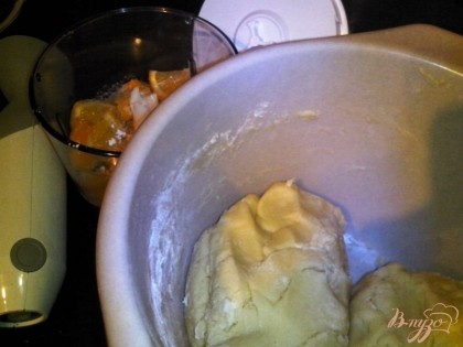 Всыпать муку с разрыхлителем и вымешать. Отделить 1/3 часть от полученного теста. Завернуть его (2 куска) в целлофан или плёнку и поставить в холодильник на 30-40 минут.Измельчить с помощью блендера лимоны (вместе с цедрой, но без косточек) с сахаром (1/2 стакана) и крахмалом.
