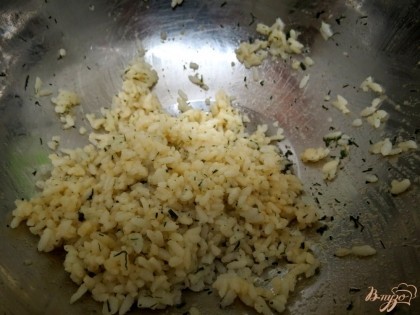 Отвариваем три столовых ложки риса откидным способом. В кастрюлю залейте холодную воду, доведите её до закипания и отправьте в неё рис. Варите минут пятнадцать а затем откиньте на сито. Охладите, добавьте соль, перец, укроп.