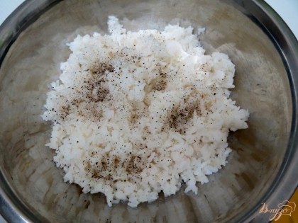Варим рис, закладывая его в холодную воду. После закипания варим 20 минут. Воды берём 200 мл Варим на самом маленьком огне. Охлаждаем, солим перчим.