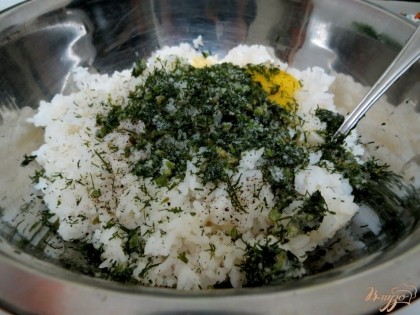 К рису добавляем зелень, 2 яйца, муку 2 столовых ложки.