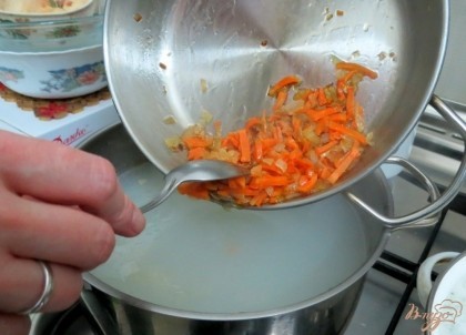 Лук и морковь мелко нарезаем и пассеруем на растительном масле. Старайтесь их не пережарить. Отправляем их в бульон.