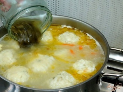 В последнюю очередь отправляем в суп щавель. Его заготовку делаем сами, быстро, легко и просто, а зимой наслаждаемся. как приготовить консервированный щавель можете посмотреть здесь. http://vpuzo.com/konservaciya/17512-zagotovka-schavelya-na-zimu.html
