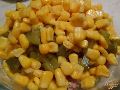 С консервированной кукурузы сливаем жидкость и, также, добавляем кукурузу в салат.