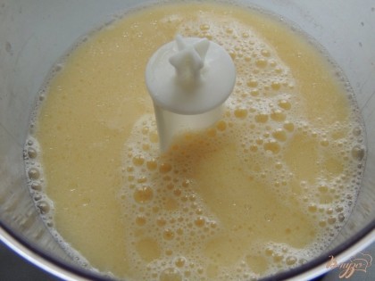 Соединяем в чаше блендера сок, яйцо, сливки, воду и 2 ст. л. масла.