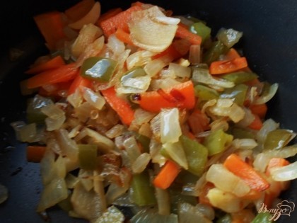Для начала подготовьте овощи : лук нарежьте мелким кубиком, морковь и болгарский перец - крупным кубиком, а имбирь натрите на мелкой терке. Обжарьте   на сковородке на среднем огне с добавлением половины нормы оливкового масла сначала имбирь. Как только он подрумянится, удалите его со сковородки, а на оставшемся масла обарьте овощи.