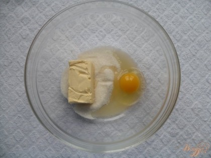сначала делаем тесто. Для этого в отдельной емкости соединяем подтаявшее масло, соду,яйцо и 80 гр сахара.