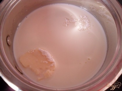 Берем кастрюльку с высокими стенками, выливаем молоко, добавляем масло и сахарную пудру.