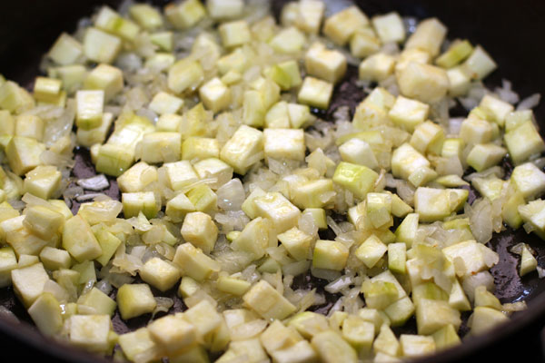 Добавьте нарезанные кабачки и готовьте 5 минут, помешивая.