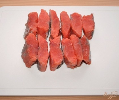 Филе лосося нарезать на небольшие кусочки.
