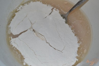 Добавить сахар, соль, растительное масло и по чуть-чуть добавляя муку замесить эластичное не крутое тесто, не липнущее к рукам.