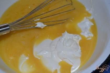В растопленный маргарин добавить яйца, ванильный сахар, сметану и майонез. Хорошо взбить венчиком.