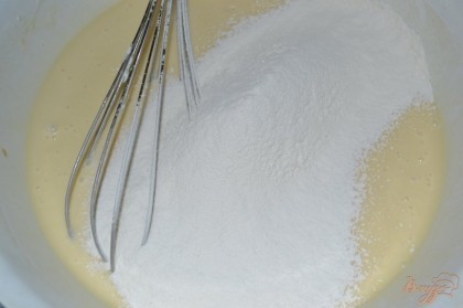 Отправить в тесто растертые с сахаром дрожжи и по чуть-чуть добавляя муку замесить тесто.