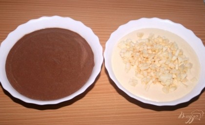 Тесто разделить на 2 равные части, в одну часть добавить какао-порошок, в другую часть добавить очищенное мелко нарезанное яблоко и перемешать.