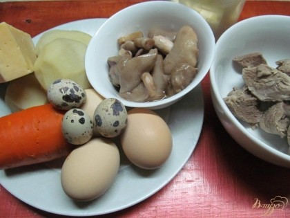 Овощи, яйца и мясо нужно отварить.