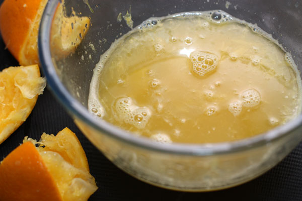 Выжмите сок из апельсинов. Должно получиться  около 350 мл.