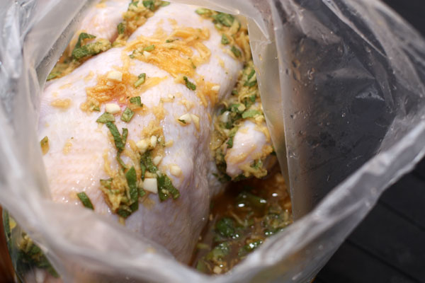 Курицу вымойте, высушите и положите в плотный полиэтиленовый пакет. Туда же влейте получившийся маринад, равномерно распределите его и плотно закройте пакет. Уберите в холодильник на 3 часа или больше.