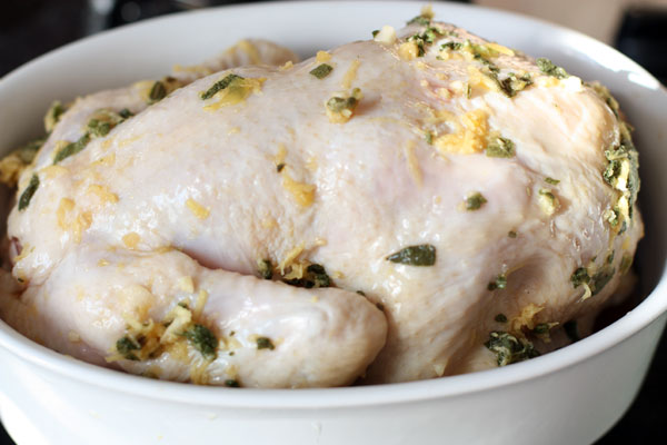 Выньте курицу из маринада и выложите в форму для запекания. Запекайте при температуре 180 градусов в течение 30-40 минут, затем переверните и запекайте с другой стороны столько же.