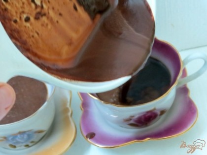 В кофе добавьте молоко с растворённым шоколадом. Тщательно размешайте.