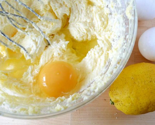 Когда масса будет хорошо взбита, то дальше можем добавлять яйца. Каждый раз добавляем по одному яйцу и тщательно смешиваем. Масса в итоге будет похожа на крем