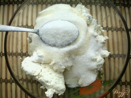 Затем в миску положить сахарный песок.