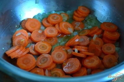 В кастрюле на оливковом масле обжарить мелко нарезанную луковицу в течении 5 минут.Затем добавить кружочки моркови. Обжаривать еще 5 минут.Затем залить бульоном, варить в течении 10 минут.