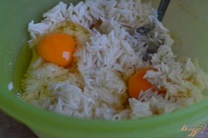 Выбить 2 яйца, размешать и всыпать муку. Соль и специи добавить по вкусу.