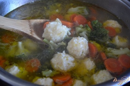 Шарики формировать мокрыми руками и опускать сразу в готовившийся суп. Готовые шарики всплывут на поверхность, суп готов !Посолить и добавить специи по вкусу.