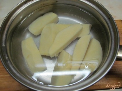 Картофель почистить и отварить до готовности в подсоленной воде.