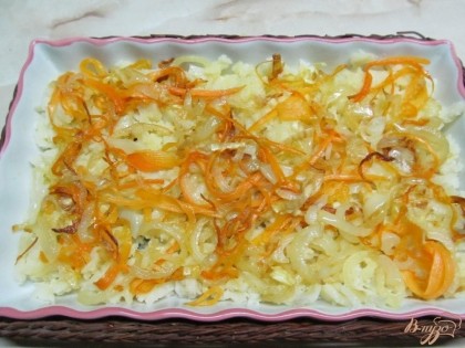 Второй слой - лук с морковью.