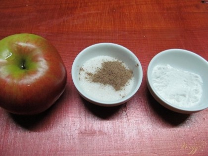 Для начинки нужны два больших яблока, по столовой ложке крахмала и сахара, корица по вкусу.