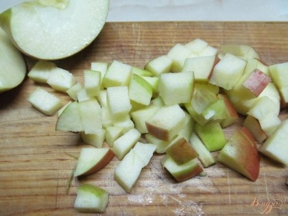 Яблоки мелко нарезать кубиком 1,5 на 1,5 сантиметра.