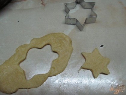 Из остатков теста я вырезала звезды и украсила ими пирог.
