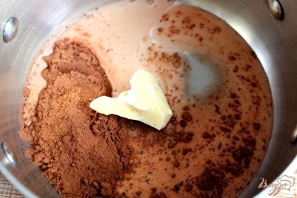Пока готовиться бисквит, варим шоколадную глазурь. В кастрюлю наливаем молоко, добавляем сахар, какао-порошок и масло-какао. Ставим на слабый огонь и варим, непрерывно помешивая. Когда глазурь стала однородной и начала густеть, снимаем с огня.