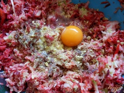 Добавьте к овощному фаршу куриное яйцо и сушеный тимьян.