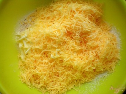 Сыр трём на мелкой тёрке и перемешиваем. Добавляем слегка взбитое яйцо, добавляем в массу и вымешиваем тесто. Затем тесто убираем в холодильник на 30 минут.