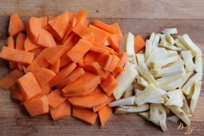 За луком следуют порезанные на кусочки морковь и пастернак.