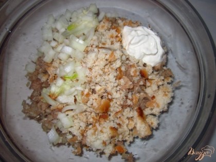 В миску с фаршем и картофелем, добавьте лук, сметану, яйцо, хлеб перемешайте.