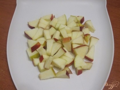 Удалить семена у яблок и нарезать их пластинками.