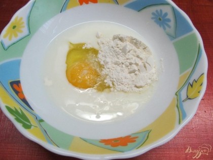Приготовить кляр. В миске соединить кефир, яйцо, соль и муку. Перемешать.