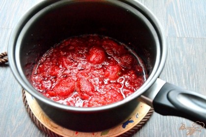 Пока пекутся блины можно сварить ягодный соус. Замороженную ягоду (я брала клубнику и малину) смешать с 2 ст.л. сахарной пудры, проварить минут 5-7 - соус готов